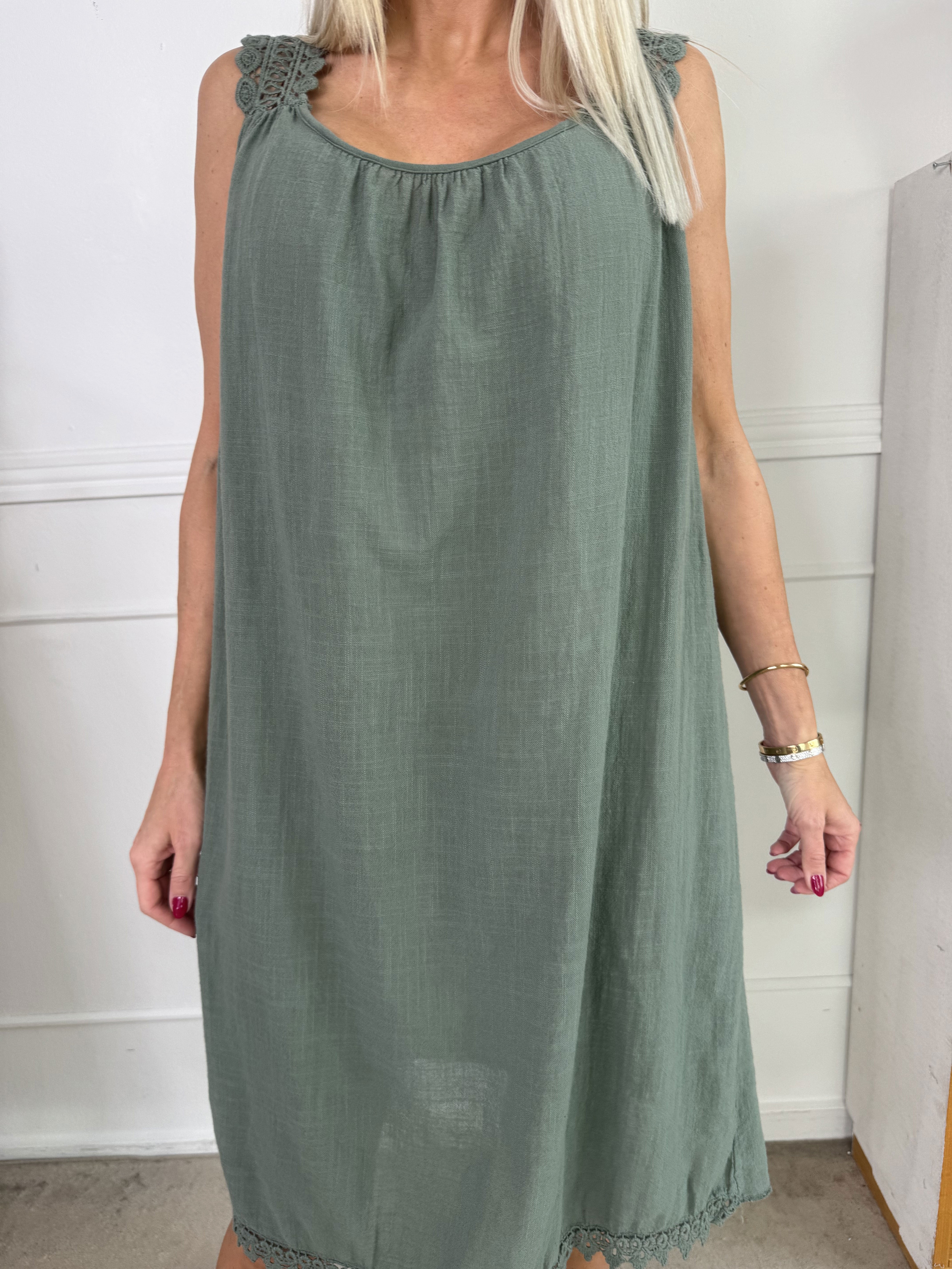 Zella - Sød sommerkjole i bomuld med broderet stropper